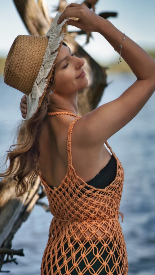 Makramowa sukienka na plażę