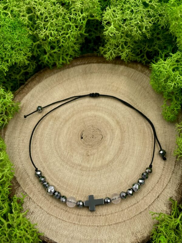 Bransoletka z kamieniem księżycowym, hematytem i krzyżykiem