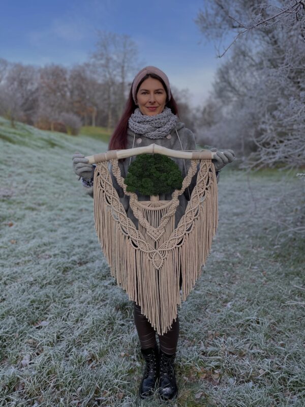 Makrama ścienna z mchem chrobotkiem – naturalna dekoracja Boho